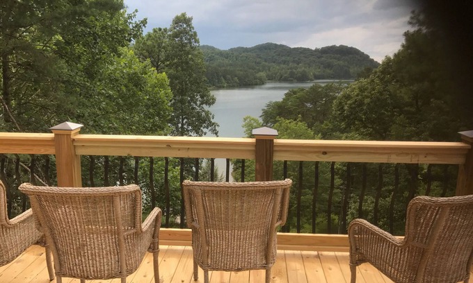 Vonore Cabina | Lago Front Lodge con hermosas vistas del lago y 5 dormitorios y 5 baños