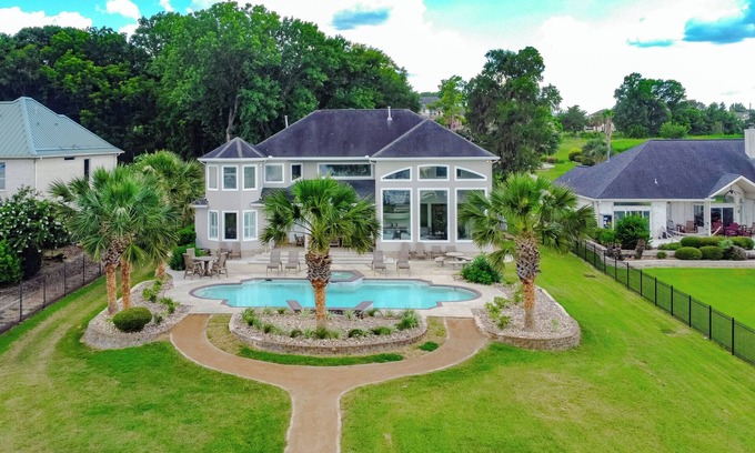 Montgomery Casa | Lake Front Luxury Estate featuring a swimming pool and hot tub on Lake Conroe!