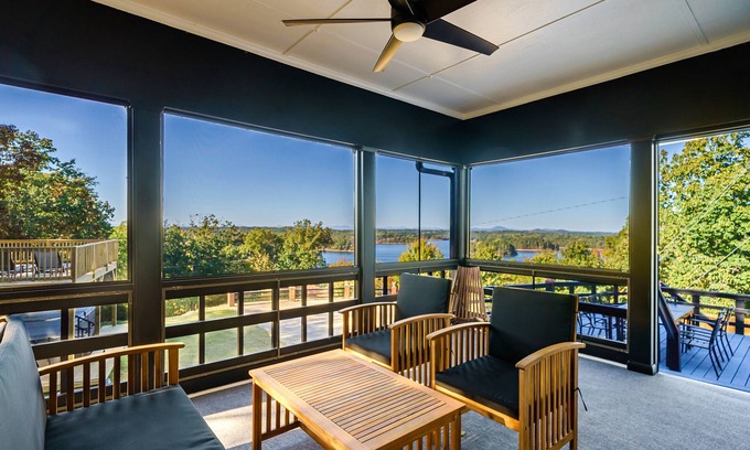 Gainesville Casa | Lake Front Mountain View w/ 6 King beds