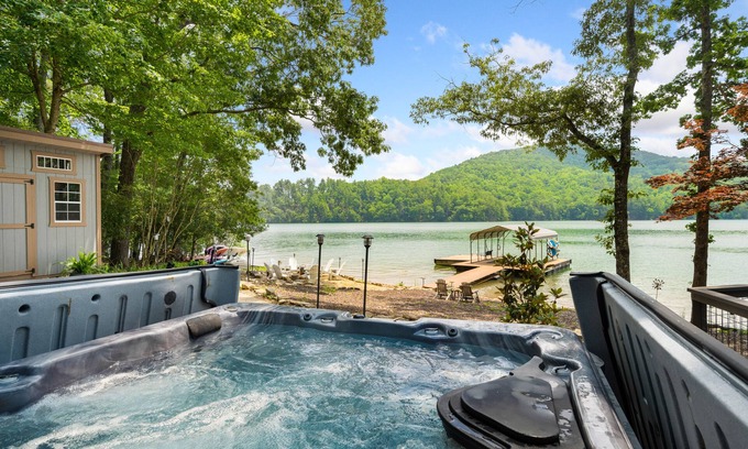 Blairsville Casa | Lake Front, Mtn view, Dock, Hot Tub, Game Room, Fire pit, Canoe, Paddle boards