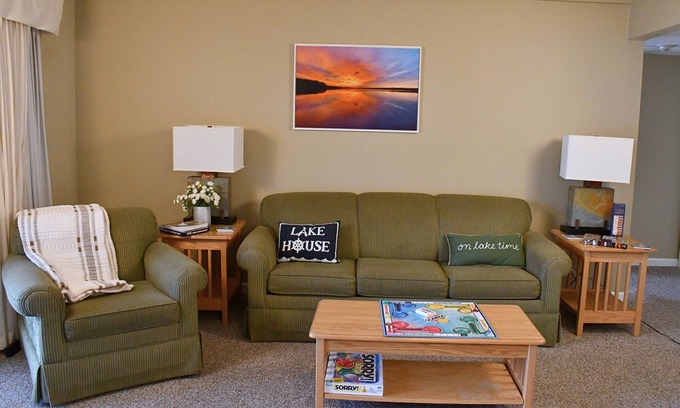 White Mills Condominio | Lake Front One Bedroom Condo Boat Slip Included
