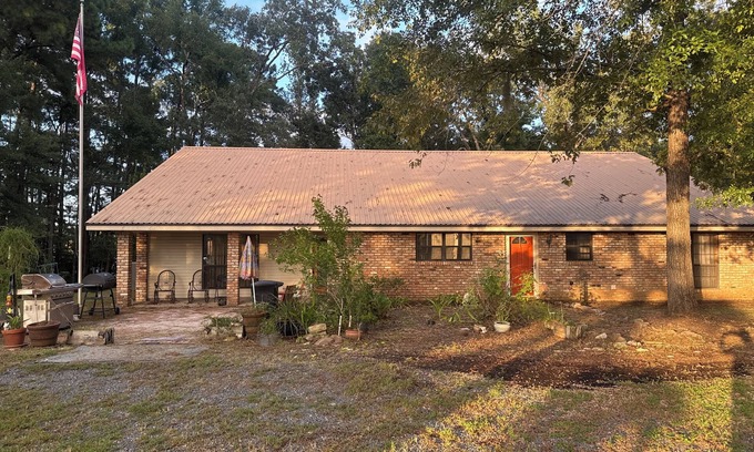 Florien Casa | Lake front property 3 bedroom with big back porch.