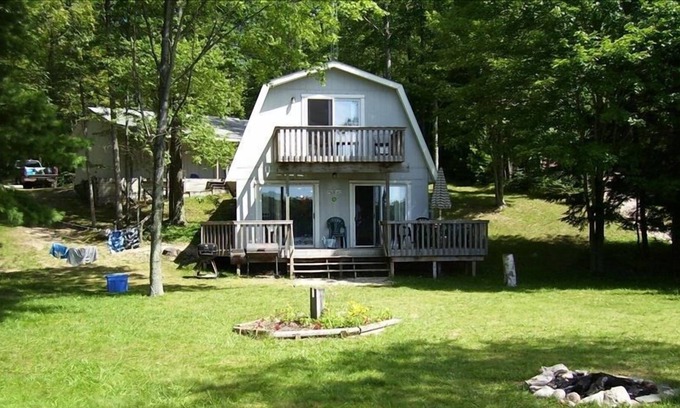 Irons Cabaña | Frente al lago, recientemente renovado 3 dormitorios Cottage, Harper Lake