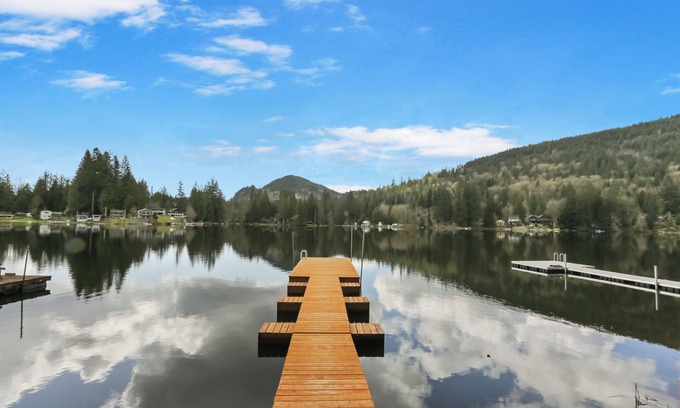 Sedro-Woolley Cabina | Lake Front Retreat at Cain Lake