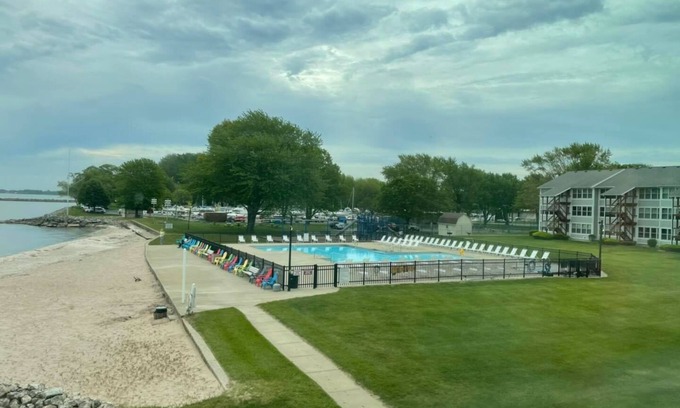 Port Clinton Condominio | Lake front serenity and views