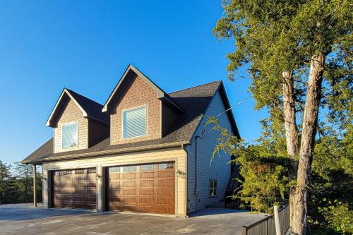 Sevierville Casa | Lake Front Smoky Mountain View