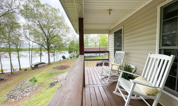 Cadiz Casa | Lake Front, Sunrise, Dock, Kayaks + Game Room