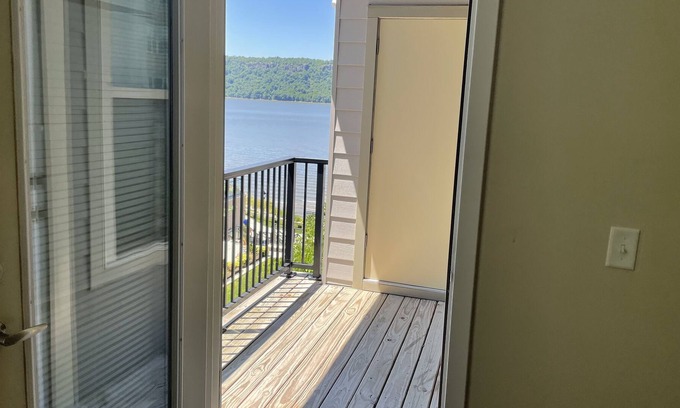 Getty Square Apartamento | Lake Front Updated apartment with Amenities