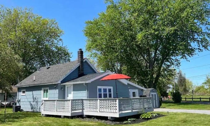 North Greece Casa | Lake Front, View Property, fishing, cottage, Boat, nature, beach,trails,hiking.