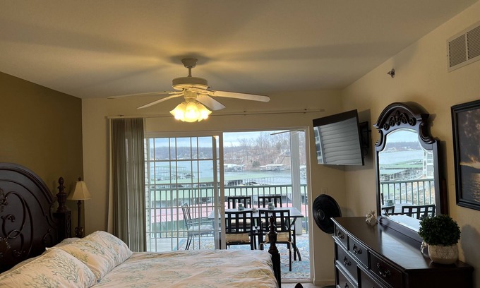 Lake Ozark Condominio | Lake Front Views in each Room ! Location Location