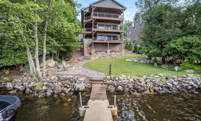 Lake Harmony Casa | "Lake Front Vista" 9 Bdrm, 4.5 Bath, Dock, Hot Tub, Pool Table, Shuffleboard, Fire Pit, Gas Grill