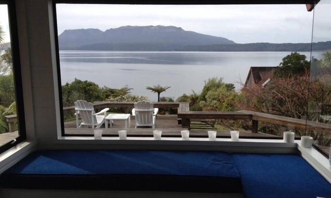 Lake Tarawera Casa | Frente al lago con embarcadero propio. Cuatro habitaciones con muebles modernos.