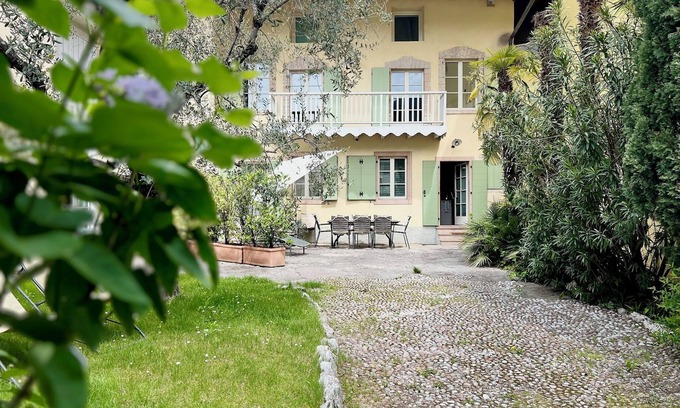 Torbole sul Garda Casa | Lago de Garda: villa idílica en un tranquilo pueblo con olivos y palmeras