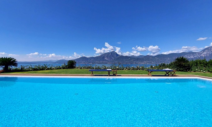 Frader Apartamento | Estudio de lujo con piscina en el lago de Garda