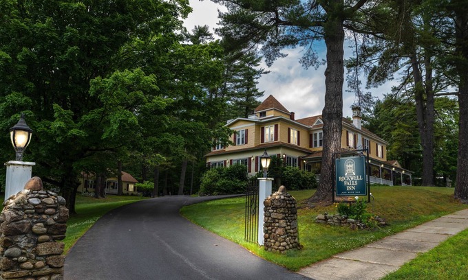Lake Luzerne-Hadley Casa | Lake George area Victorian Inn - sleeps 24 - Firepit - A/C - Breakfast included!