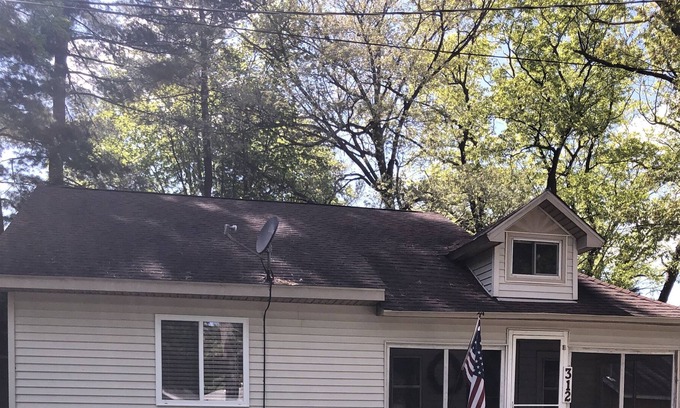 Lake Cabaña | Lake George/Shingle Lake ~ WIFI ~ Pet Friendly ~ Cable - Walk to Lake
