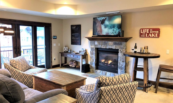 McCall Condominio | Lake Getaway! Elegant 2-Bedroom Condo in Downtown McCall