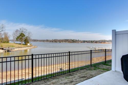 Greenwood Casa | Lake Greenwood Getaway with Docks and Waterfront Views
