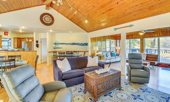 Mid America Casa | Lake Hamilton Escape w/ Dock & Waterfront Views!