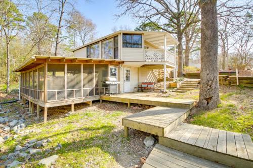 Piney Casa | Lake Hamilton Family Gem Hot Tub and Boat Slip!