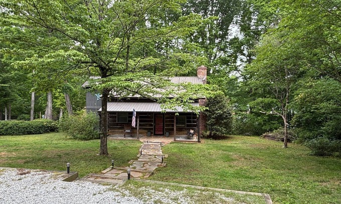 Gumlog Cabina | Lake Hartwell Cabin w/ covered dock, sunroom, firepit, deck, sleep 12