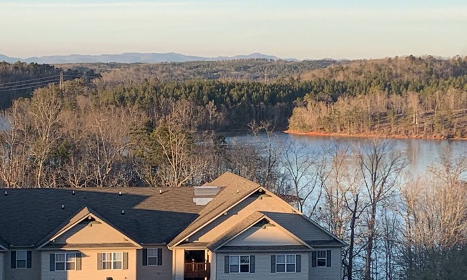 Keowee Apartamento | Lake Hartwell/ Clemson condo- perfect game day retreat