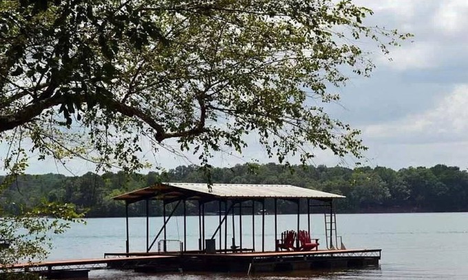 Fair Play Casa | Lake Hartwell Covered Dock & Sunset Beach 3BD, 1BA