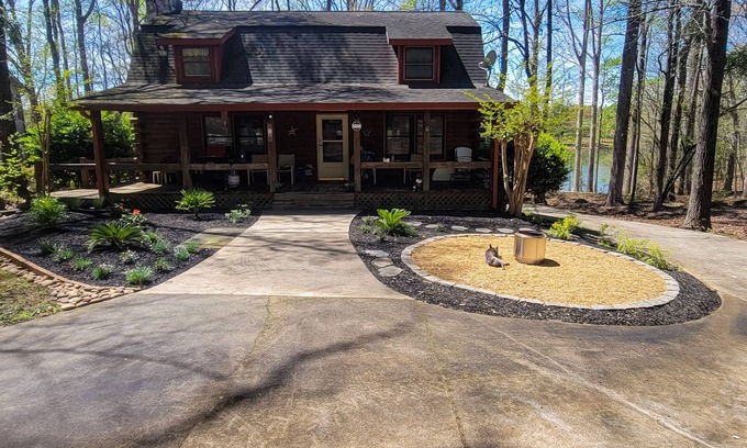 Townville Cabina | Lake Hartwell-front cabin with firepit, gameroom + private dock