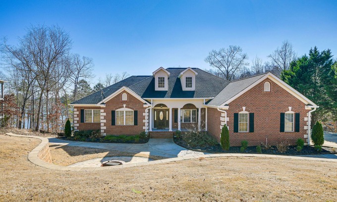 Fair Play Casa | Lake Hartwell Getaway w/ Private Dock + Fire Pit!