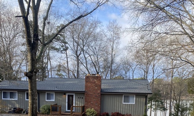 Hartwell Casa | LAKE HARTWELL GETAWAY 3 BR 2B House with private dock and lake access.