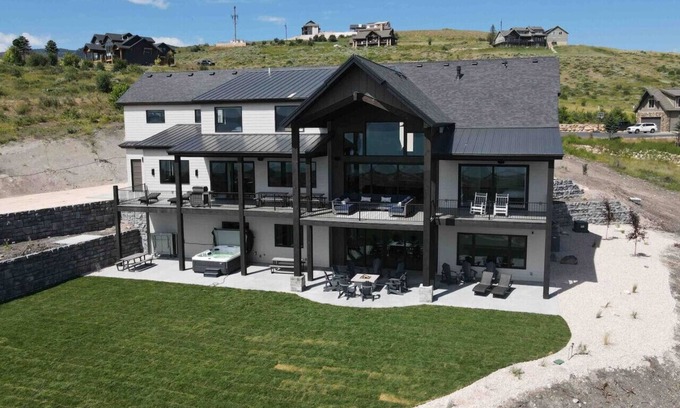 Fish Haven Casa | Lake Haven-11 Bedrooms - Sleeps 70+ - Indoor slide