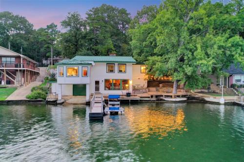 Piney Casa | Lake Haven Chateau - Hot Tub, Game Room, Pontoon Boat, 3BR, 3 Bathroom