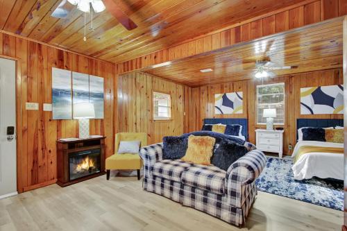 Piney Casa | Lake Haven Cottage with Game Room, Swim Dock and Boat