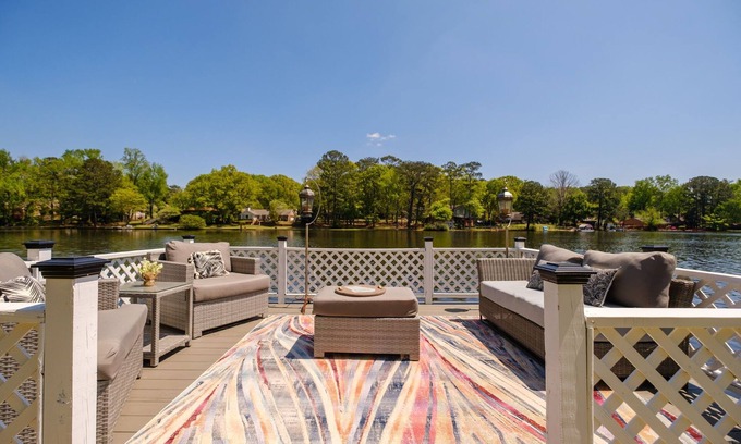 Conyers Casa | Lake Haven-Entire guesthouse with Hot Tub, Paddleboat, and Fishing!