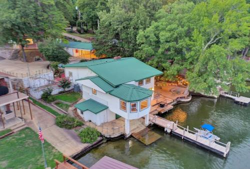 Piney Casa | Lake Haven Estate with Hot Tub, Game Room and Pontoon Boat, 4BR, 4 Bathoom, 2 Kitchens