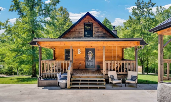 Jamestown Cabina | LAKE HAVEN Rustic Cabin in Historic Jamestown TN, Lake Access!