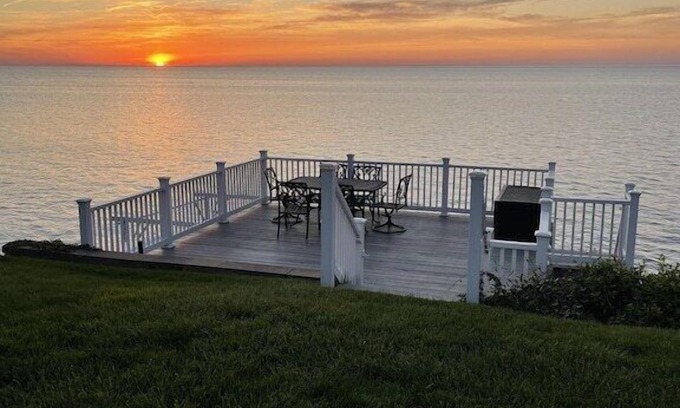 Lorain Casa | Lake Haven - The Water’s Edge Of Lake Erie!
