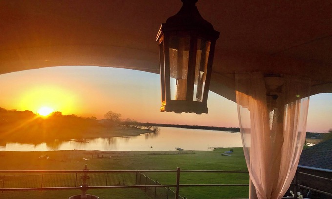 Frisco Casa | Lake Home -Walk-in Waterfront - Pets Welcomed - Sunset Hacienda - 3 beds