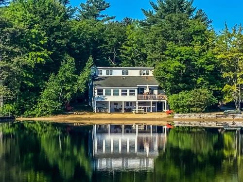 The Bays Casa | Lake Home with Private Beach and Hot Tub