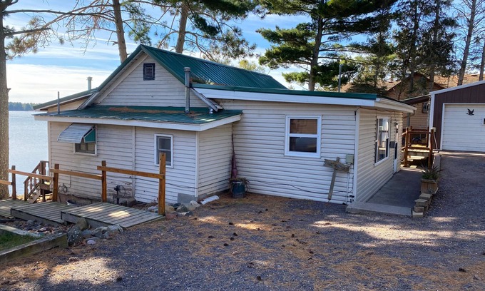 Gordon Cabina | Lake House - 6 Beds - Northwoods Wisconsin - Pets Ok - Open for Winter
