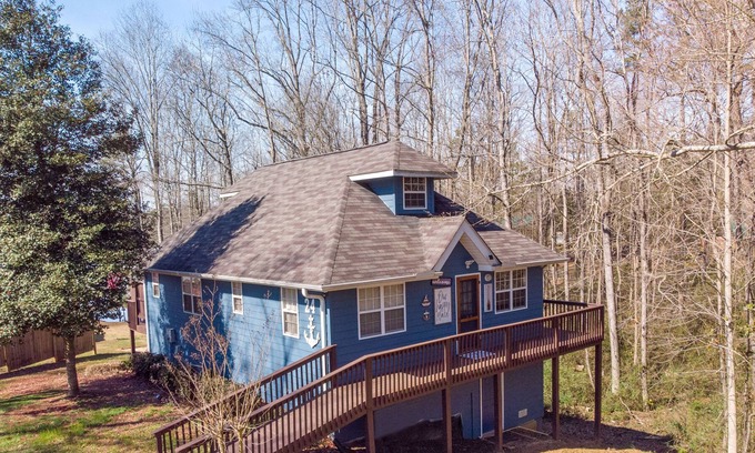 Reed Creek Casa | Lake house getaway w kayaks & firepit -- 10 min to downtown Hartwell