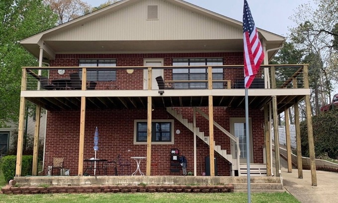 Piney Casa | Lake House in Hot Springs with newly remodeled deck on Lake Hamilton
