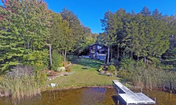 Blandford Casa | Casa del lago en el corazón de los Berkshires