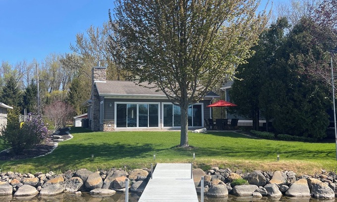 Hartford Casa | Lake House minutes to Erin Hills Golf Course, Holy Hill and Ice Age Trail