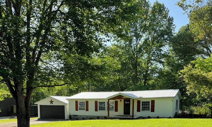 Jacksboro Casa | Lake House / Norris Lake. Private dock with covered slip near Twin Cove Marina.