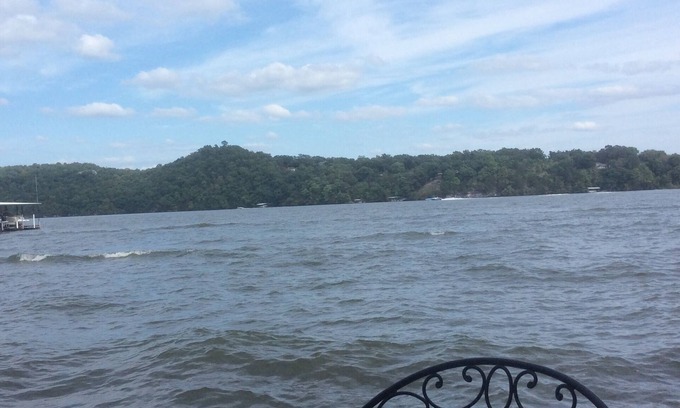 Osage Beach Casa | Lake House en Lake of Ozarks en un lote llano. Resbalón del barco y muelle de natación