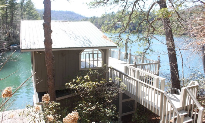 Lakemont Casa | Casa del lago en el agua / hermosas vistas