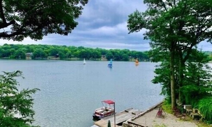 Highland Lakes Cabaña | Lake House / Private Dock & Deck on the water / 5min from Skiing, Hiking & Golf