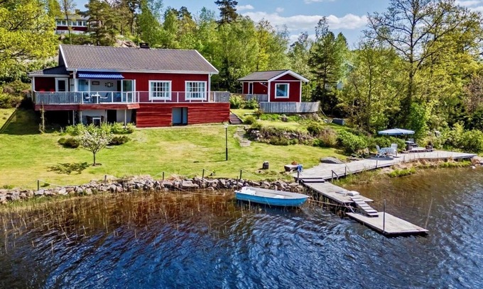 Trollhattan Cabina | Lake House Retreat with a Dock & Boat
