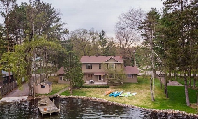Waupaca Casa | -Lake House Vacation Sleeps 12, Private Dock